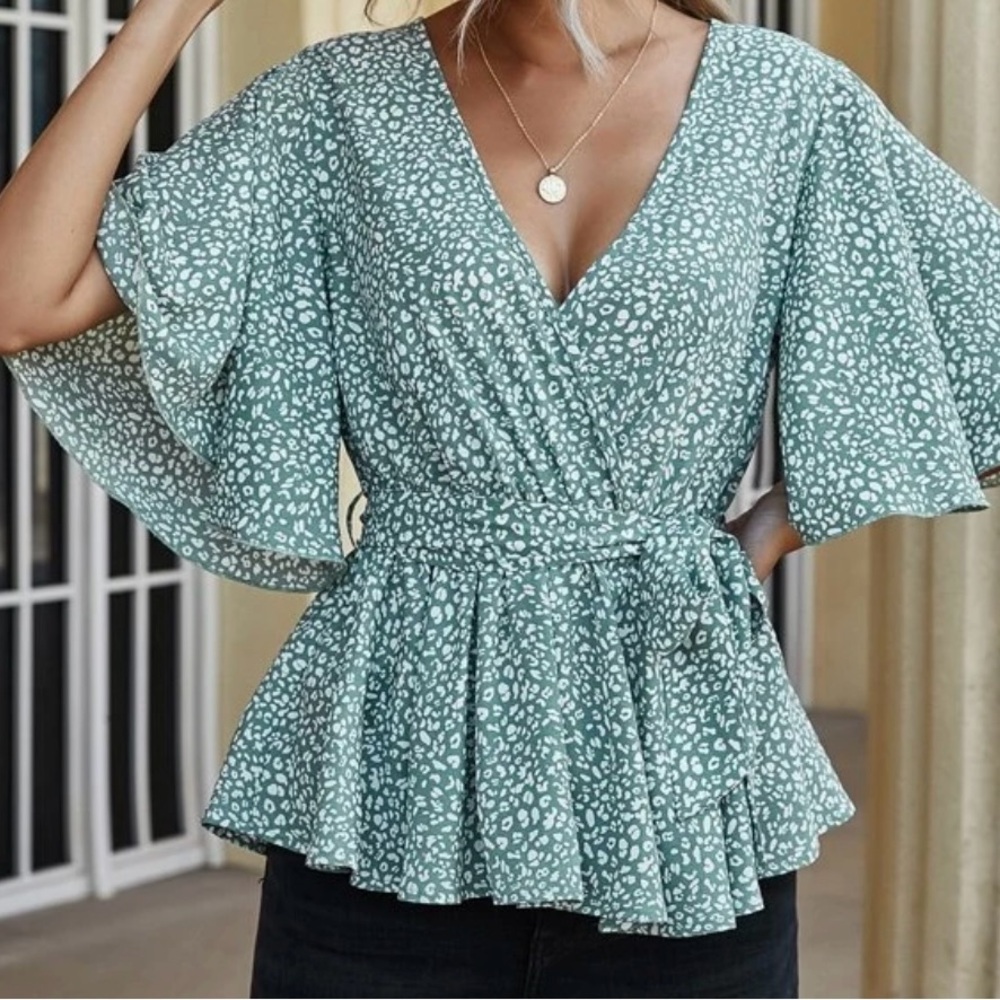 🎉 Host Pick 🎉 Shein Green and White Top
